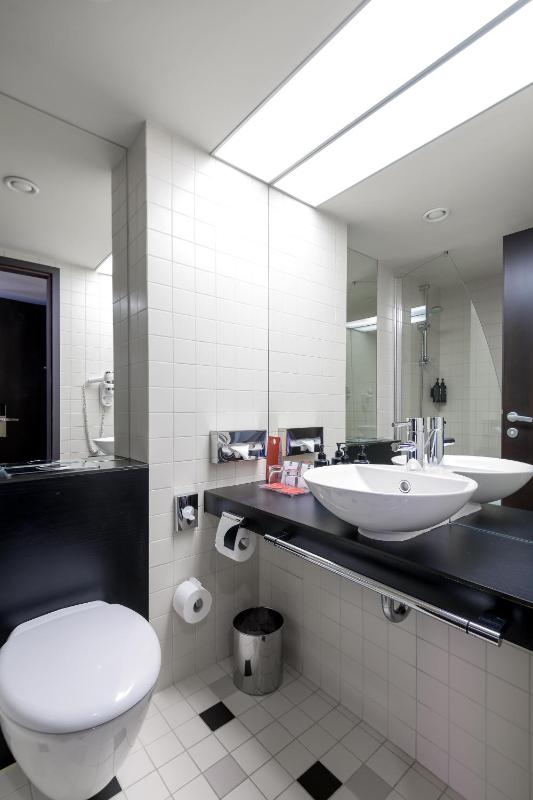 Business Twin Room - Non-Smoking image 4