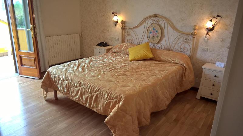 Double Room image 3