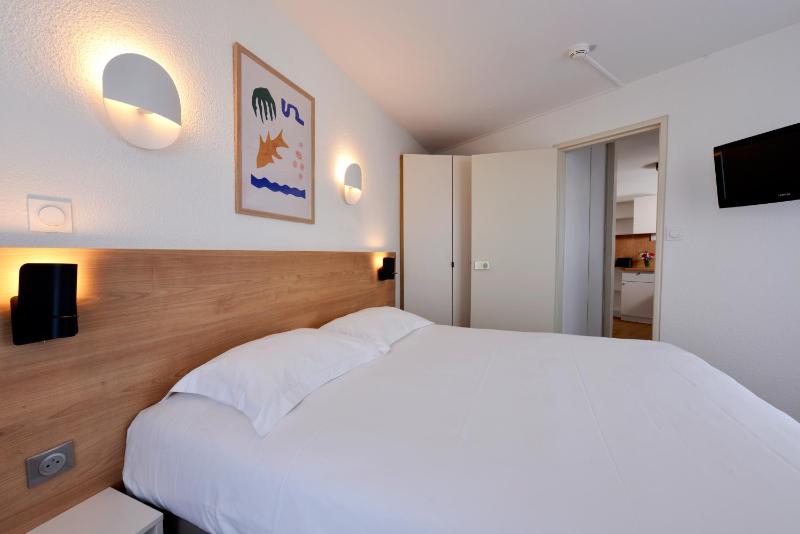 One-Bedroom Apartment image 4