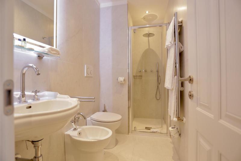 Superior Triple Room image 4