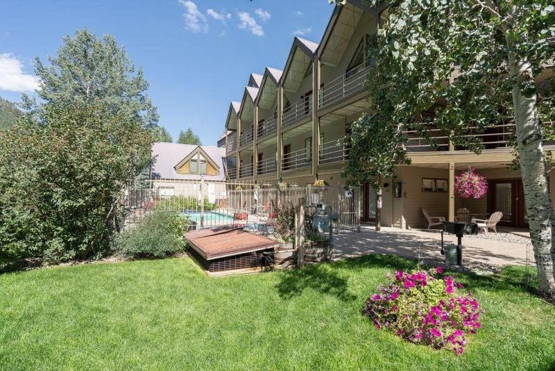 Riverfront blocks to ski - Mtn Views Hot Tub at Viking Lodge 217 condo - image 2