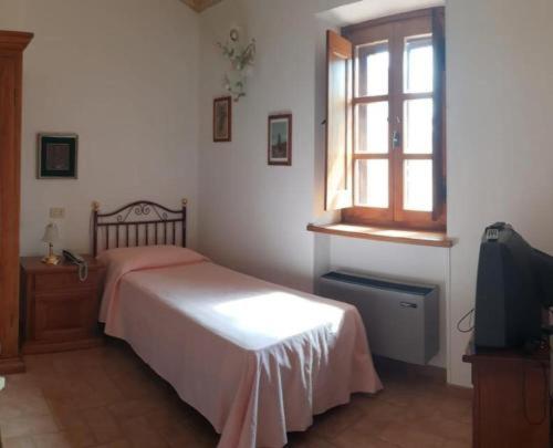 Single Room with Private Bathroom image 1