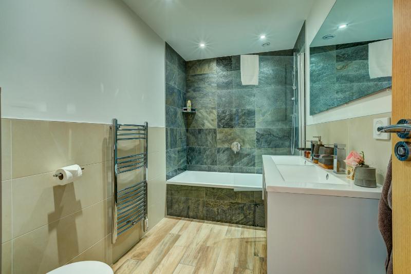 Quadruple Room with Shared Bathroom image 2