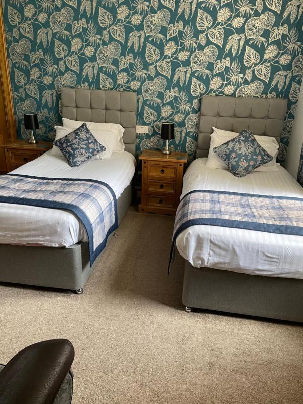 Twin Room with Private Bathroom image 4