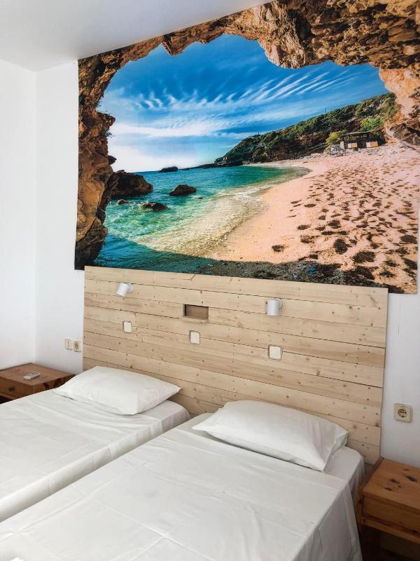 Twin Room with Balcony image 3