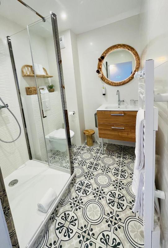Twin Room with Lake View image 4