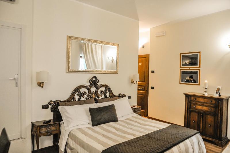 Double Room image 4