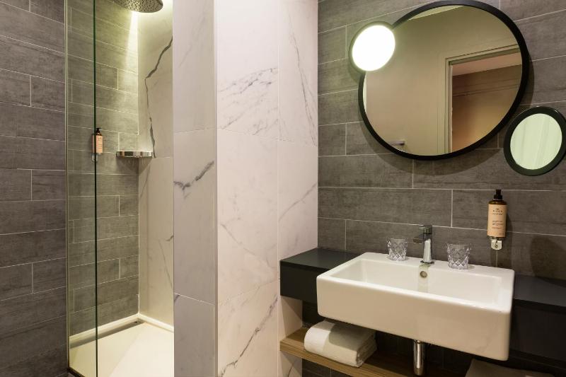 Standard Twin Room image 3