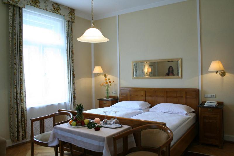 Double or Twin Room image 3