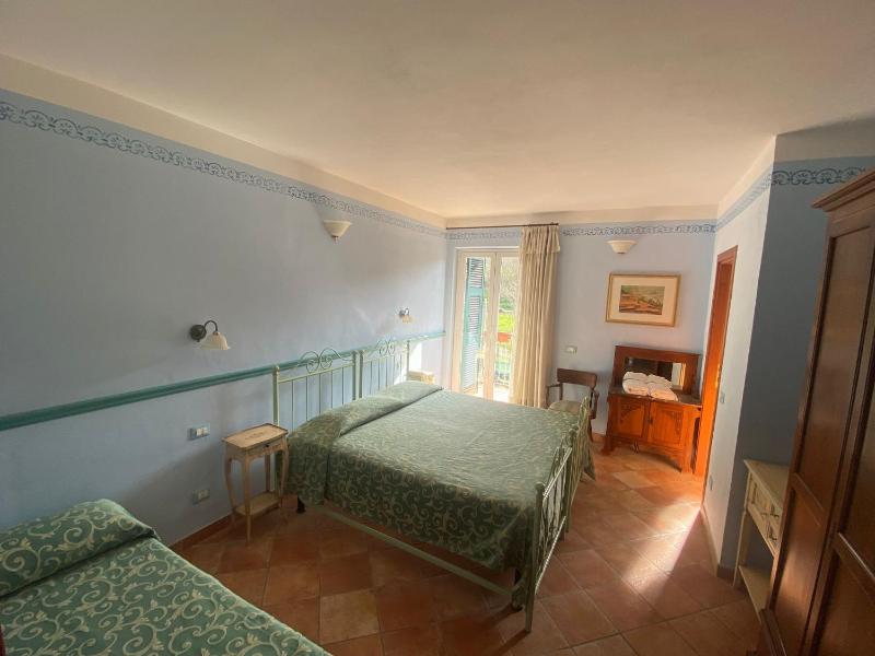 Queen Room with Balcony image 2
