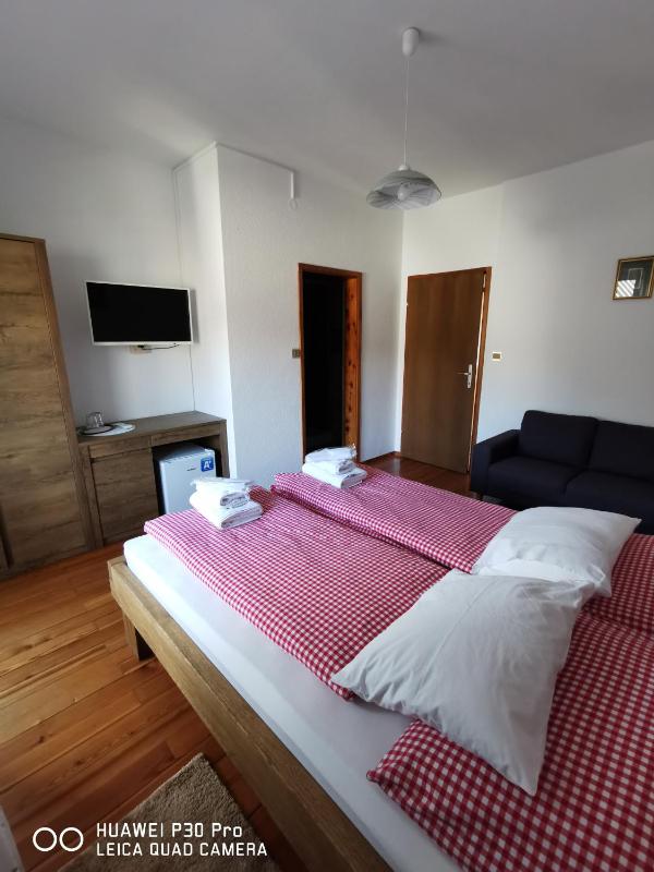 Double Room with Balcony image 2