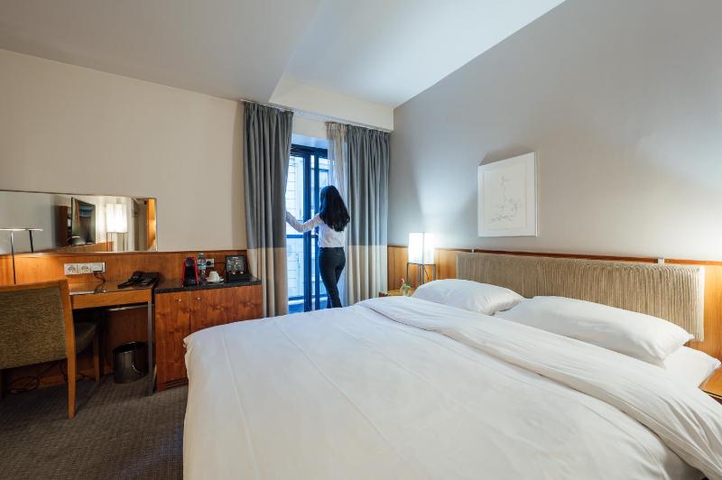 Cozy with balcony image 1