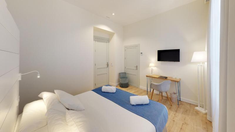 Deluxe Double Room image 2