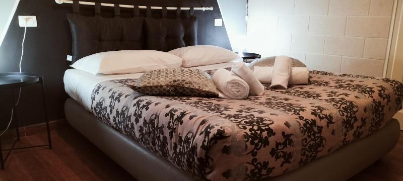 Standard Double Room image 4