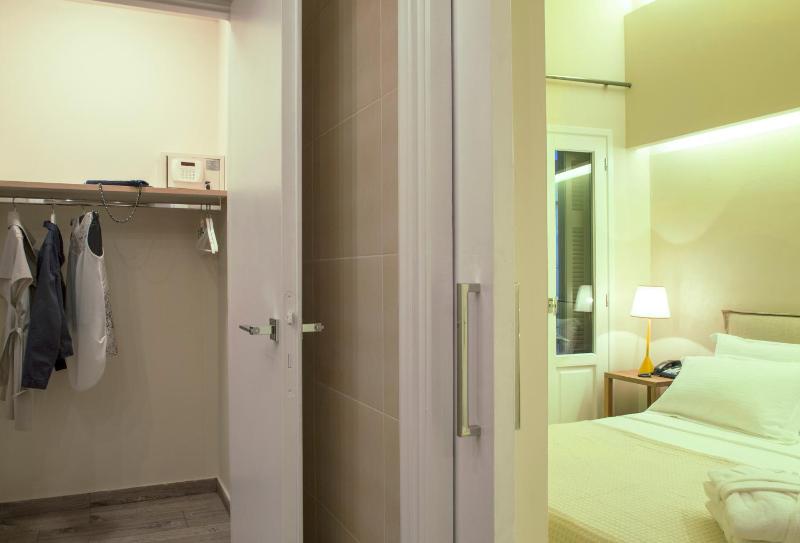 Deluxe Triple Room image 4