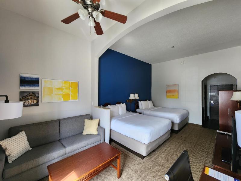 Queen Suite with Two Queen Beds - Non-Smoking image 3