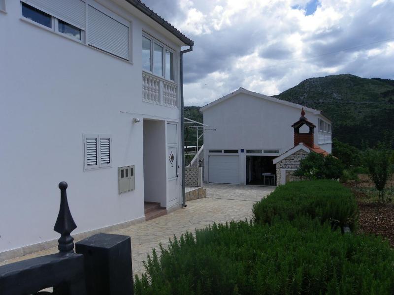 One-Bedroom Apartment image 1