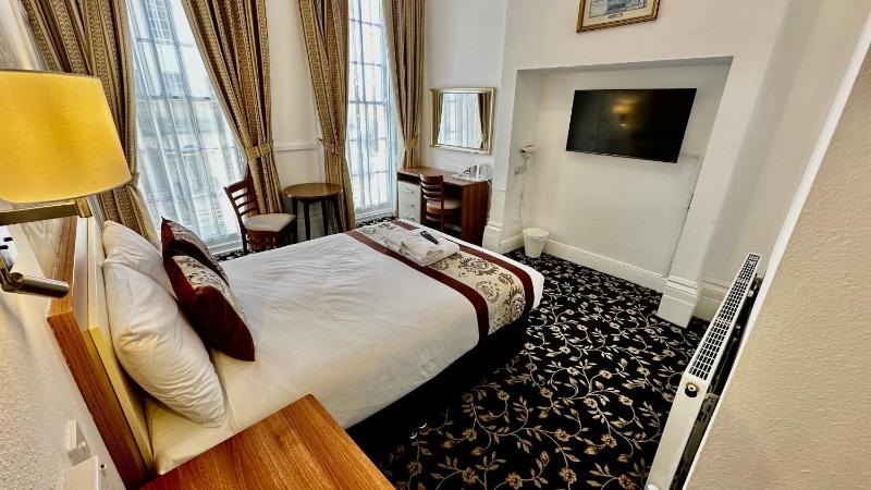 Double Room image 3