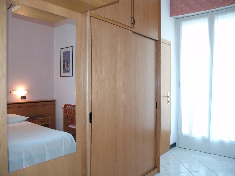 Double Room image 4