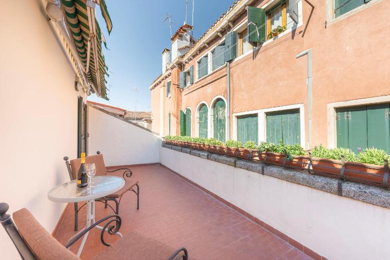Deluxe Double Room with Private Terrace image 2