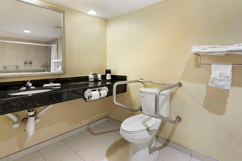 King Suite with Sofa Bed and Bath Tub - Disability Access image 2
