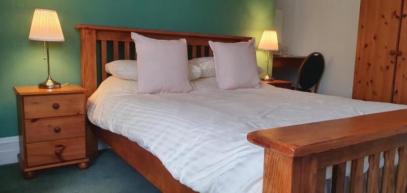 Standard King Room image 3
