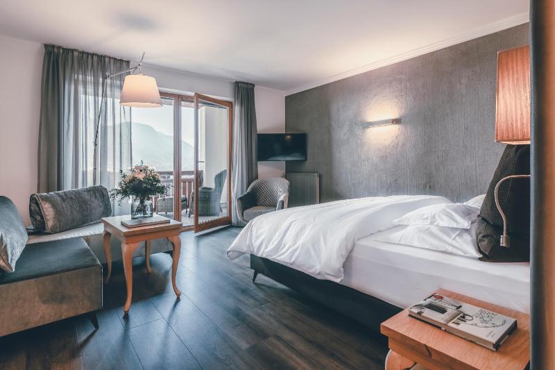 Junior Suite with Balcony image 1