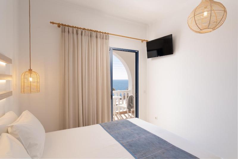 Double Room with Sea View image 3