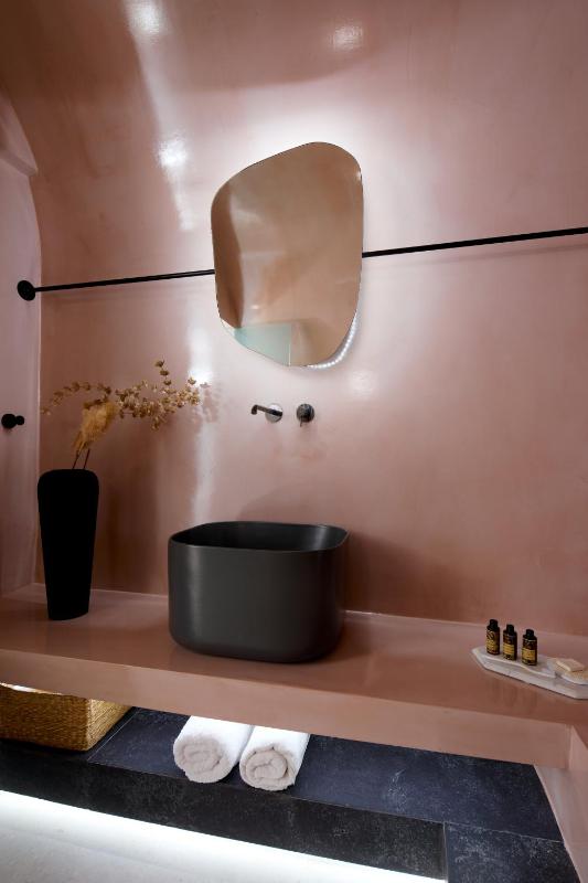 Honeymoon Suite with outdoor heated private Jacuzzi image 4