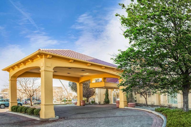 La Quinta Inn & Suites by Wyndham Colorado Springs South AP - image 45
