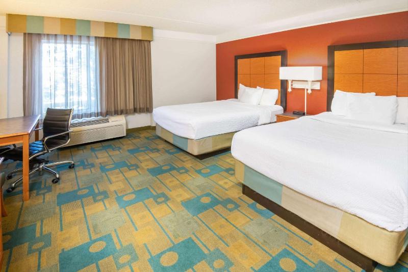 Deluxe Double Room with Two Double Beds - Non-Smoking image 3