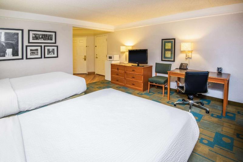 La Quinta Inn & Suites by Wyndham Colorado Springs South AP - image 41
