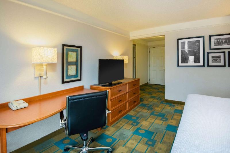 La Quinta Inn & Suites by Wyndham Colorado Springs South AP - image 2