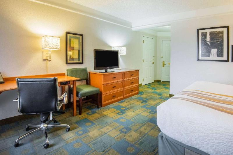 La Quinta Inn & Suites by Wyndham Colorado Springs South AP - image 35