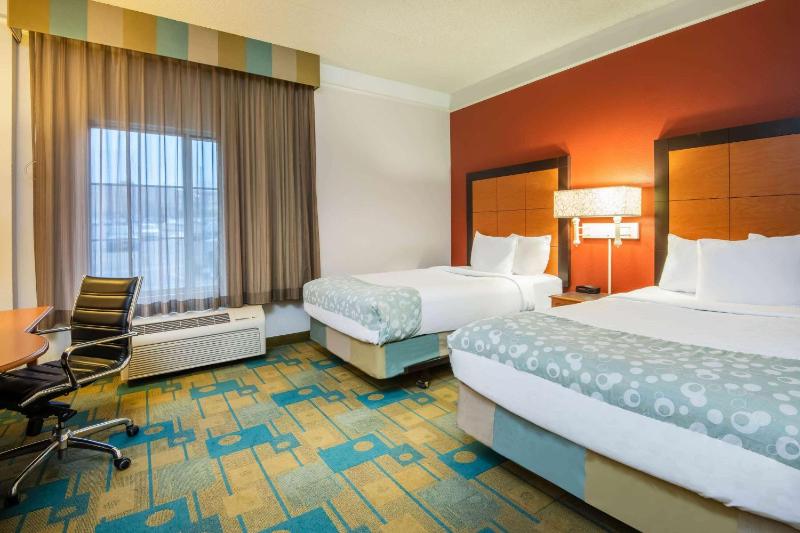 La Quinta Inn & Suites by Wyndham Colorado Springs South AP - image 25