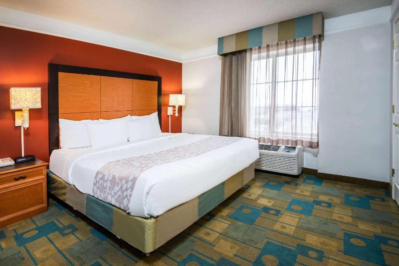 La Quinta Inn & Suites by Wyndham Colorado Springs South AP - image 43