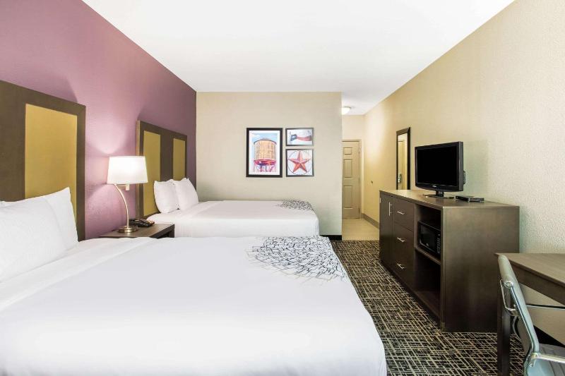 Queen Room with Two Queen Beds image 3