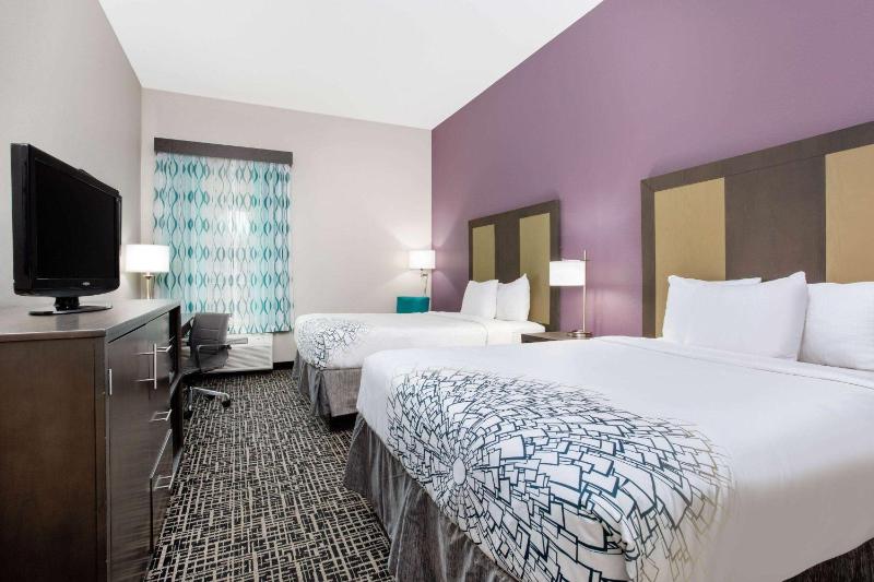 Queen Room with Two Queen Beds image 4