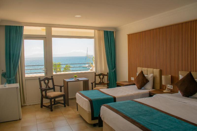 Double Room with Balcony and Sea View image 4