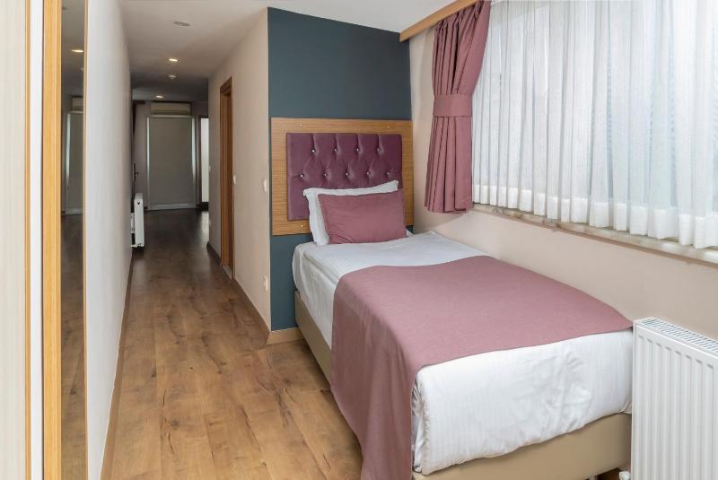 Quadruple Room with Balcony image 3