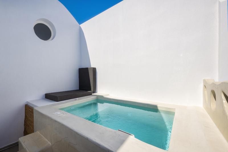 Aelia Luxury Suites - image 15