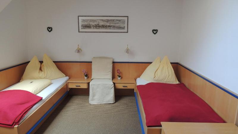 Twin Room image 2