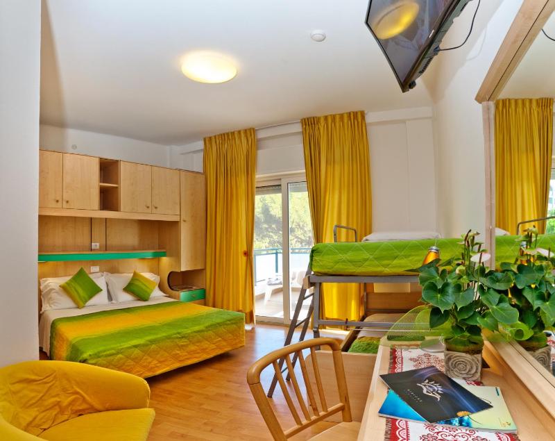 Family Room (2 Adults + 2 Children) image 2