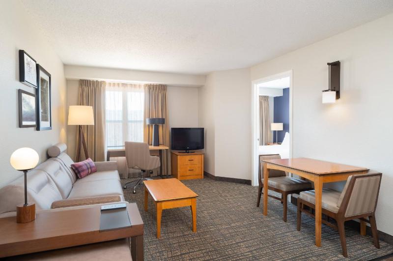 One-Bedroom Queen Suite with Sofa Bed image 3