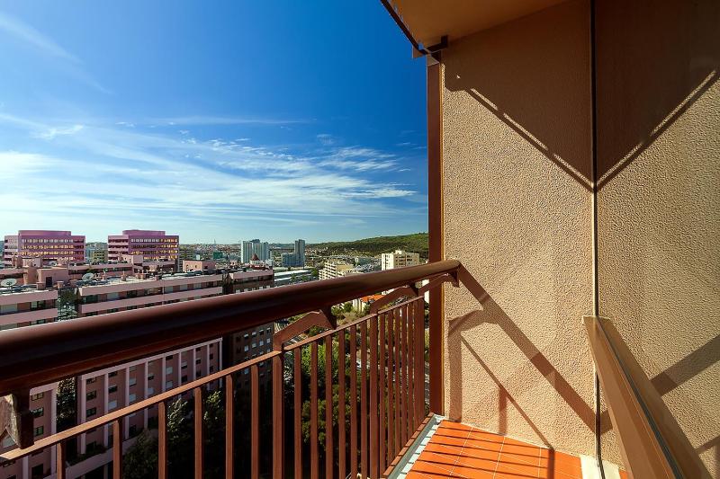 Comfort King, Guest room, 1 King, Balcony image 3