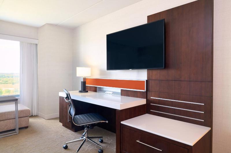 King Guest Room image 3