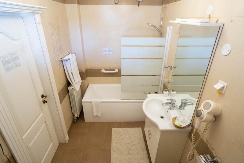 Double Room image 2