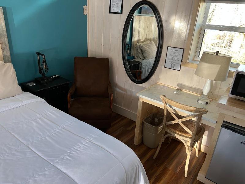 Queen Room image 4