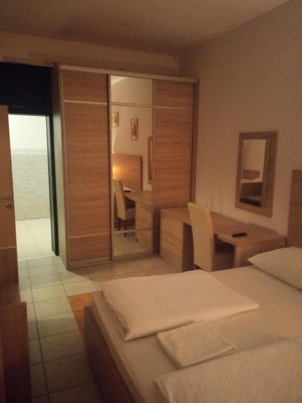 Triple Room with Private Bathroom image 3