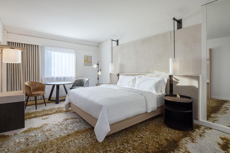 Grand Deluxe King Room image 1